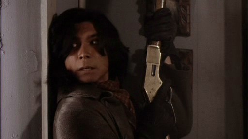 Chavez kikukucskl az ajtn