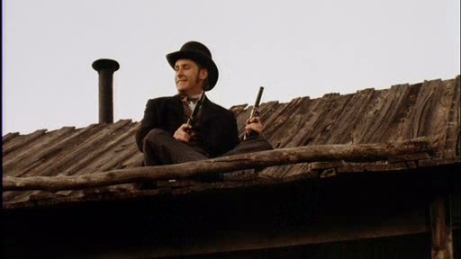 Pusks vigyorg fekete alak a tetn